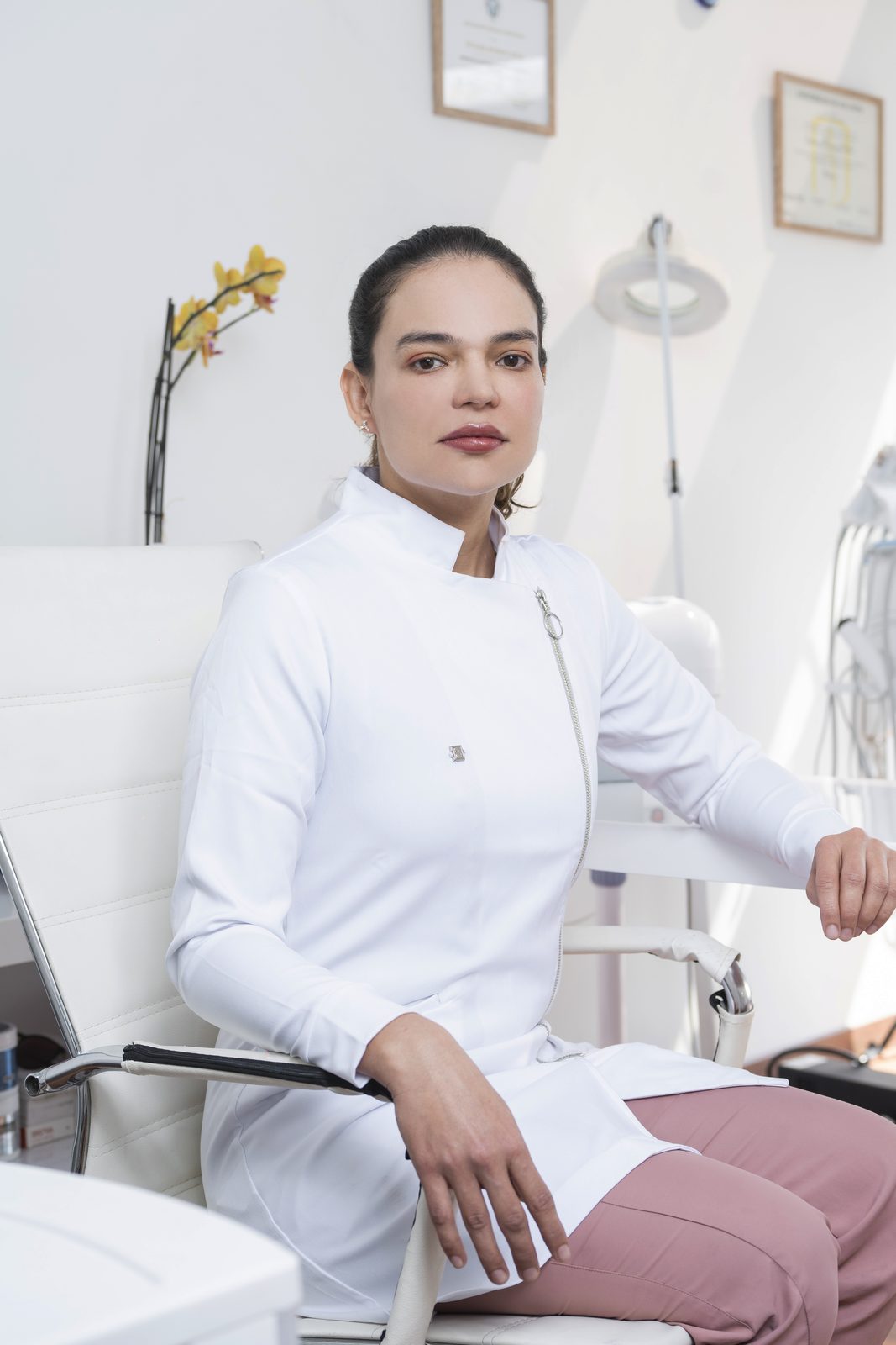 Consultorio de Dra. EvE equipado con tecnología estética de precisión