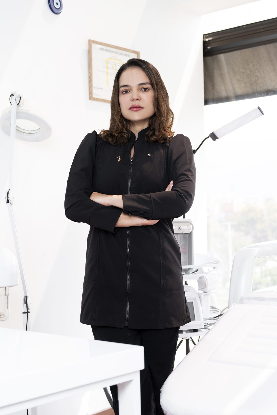 Dra. Evelina Monroy en su consultorio de medicina estética regenerativa